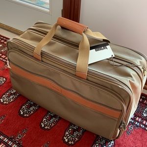 Brand new! Vintage (1980)Hartmann zip carry on. Two zip, expandable. Flawless